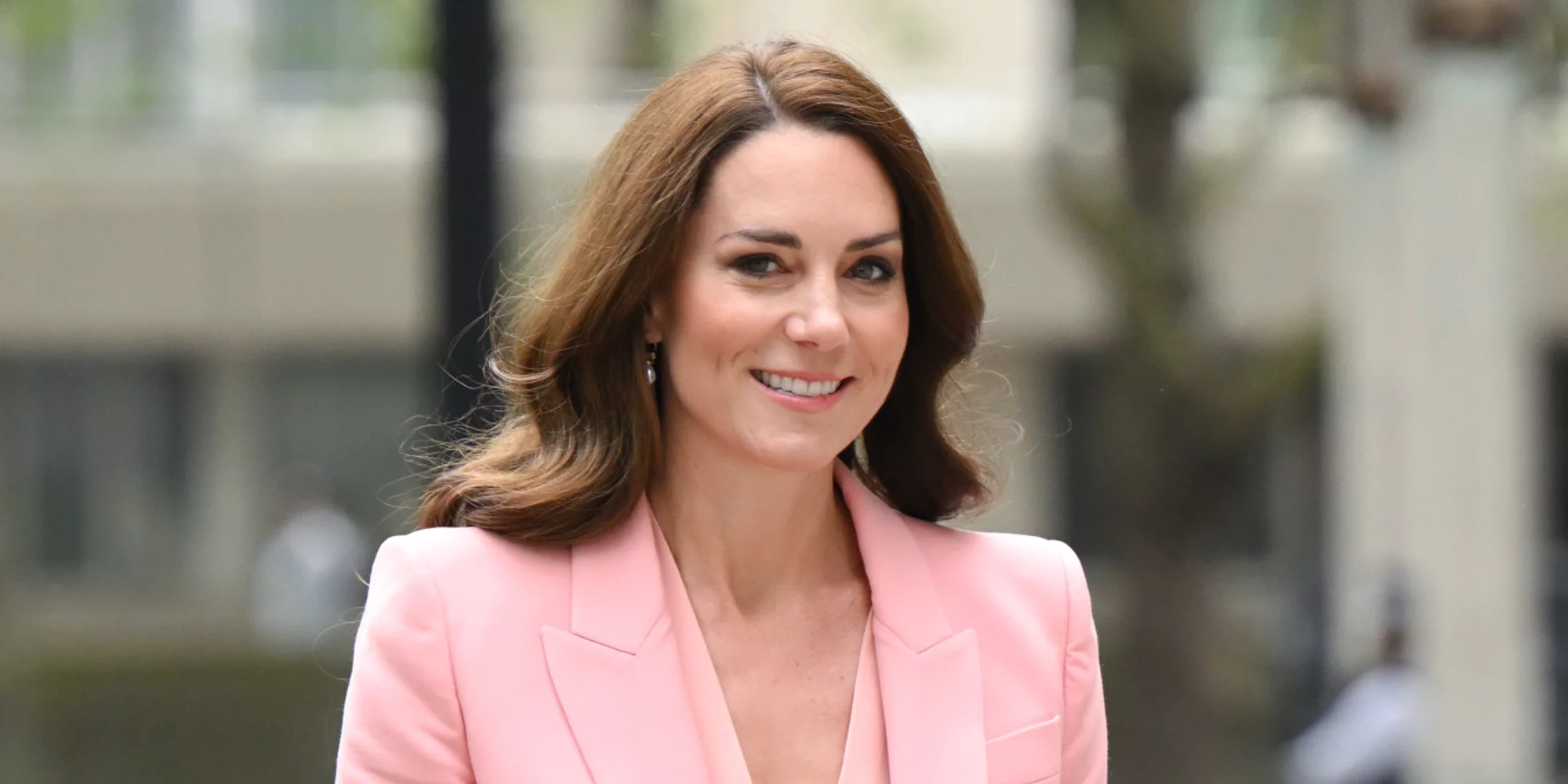 De nouvelles photos et une vidéo de Kate Middleton en compagnie du prince William sont dévoilées par des médias tabloïds.